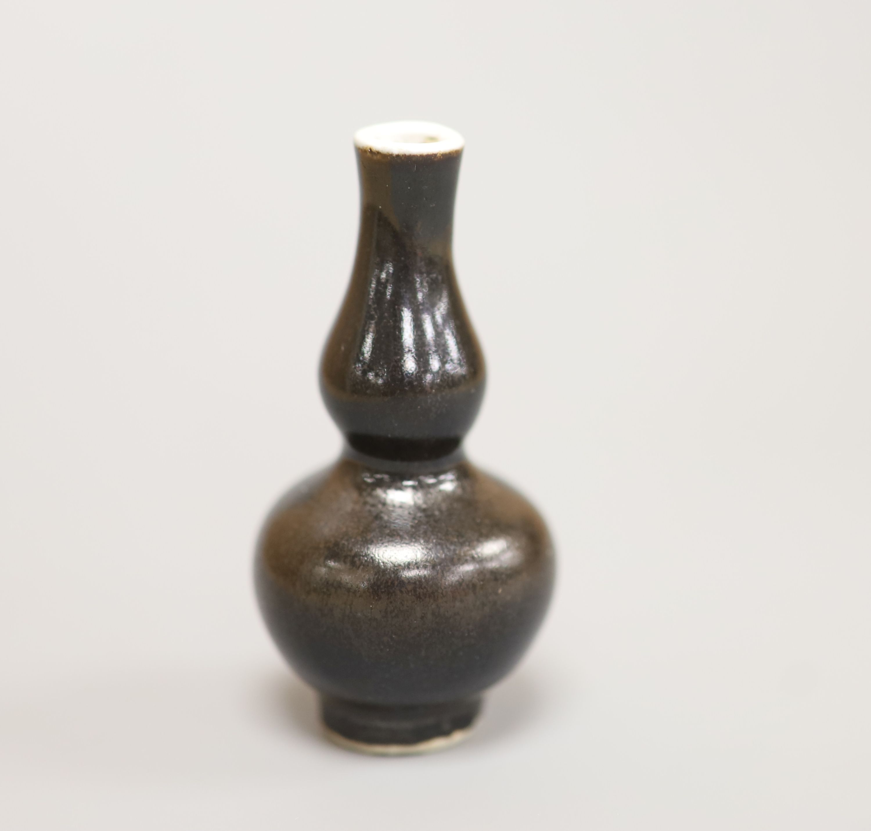 A Chinese Vungtao cargo black glaze miniature double gourd vase, height 7cm